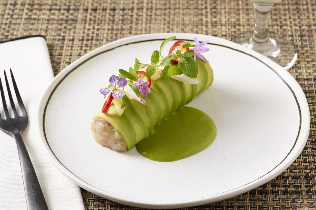 A photo an avocado tuna tarte with avocado aguachile