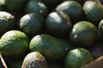 Primer plano de aguacates de California Avocados premium.